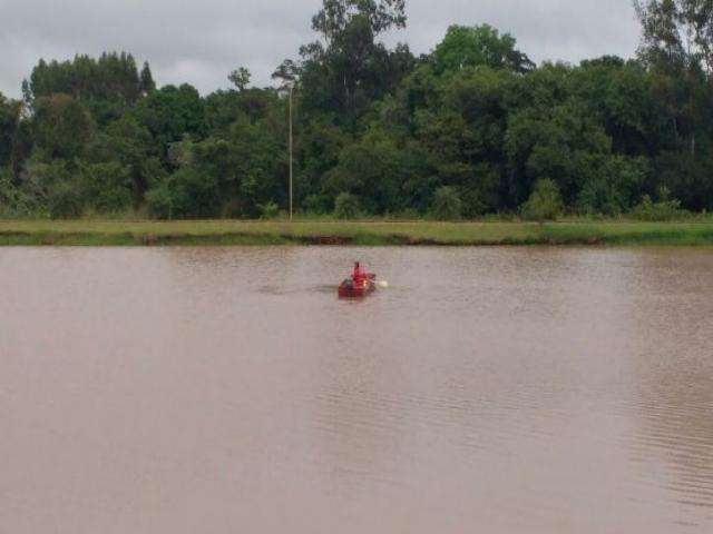 Bombeiros procuram por jovem de 20 anos que teria se afogado em lago