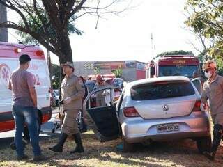 Acidente mobilizou pelo menos cinco ambulâncias (Foto: Henrique Kawaminami)