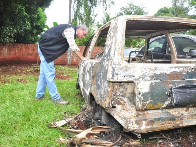 Fiat Uno aparece incendiado em rodovia que d&aacute; acesso a Terenos