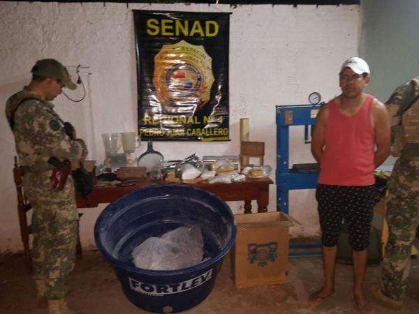 Pol&iacute;cia fecha laborat&oacute;rio que produzia 30 toneladas de coca&iacute;na por m&ecirc;s
