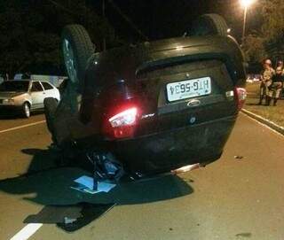Ford Ka ficou tombado após colisão