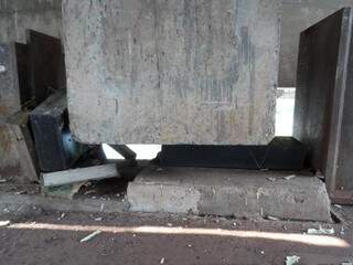 Foto feita no dia do acidente mostra aparelhos de apoio da ponte danificados (Foto: Divulgação/Porto Morrinho)