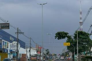 Tempo fechado na tarde de ontem em Campo Grande. (Foto: Paulo Francis)