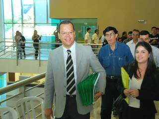 Marcelo Bluma, acompanhado da vice, Fernanda Fialho, chega ao TRE para registro da candidatura. (Foto: Rodrigo Pazinato)