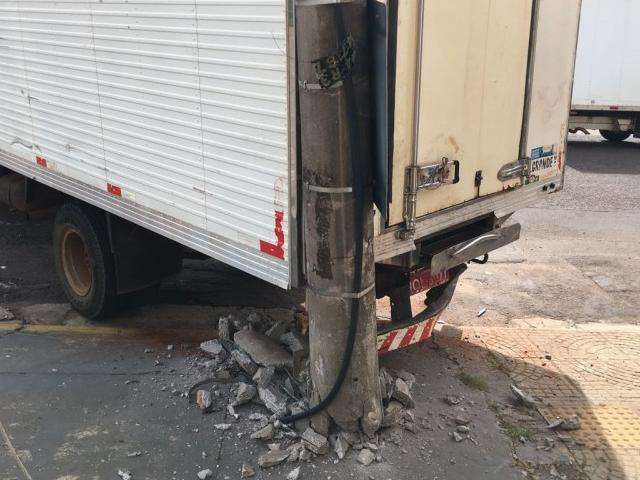 Caminh&atilde;o desgovernado atinge poste na Maracaju e deixa regi&atilde;o sem luz