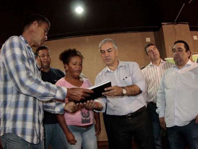 Reinaldo entrega 200 casas e anuncia outras 1.100 para fevereiro