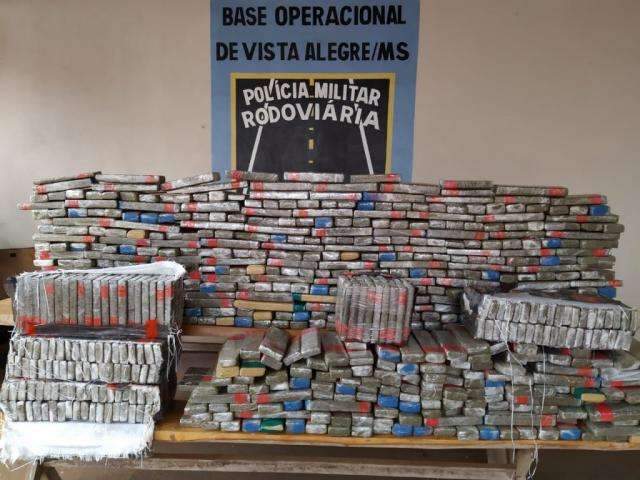 Trio &eacute; preso em ve&iacute;culo de passeio com 1,2 tonelada de maconha