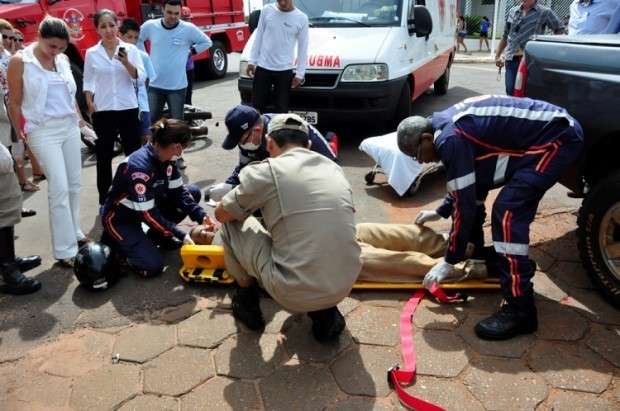 Homem fica em estado grave ap&oacute;s colis&atilde;o entre moto e camionete