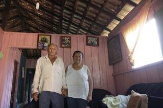 Seu Julinho vive há 60 anos com dona Rosa e foi um dos primeiros moradores do distrito(Foto: Cleber Gellio)
