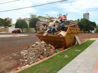 Com caçamba lotada, blocos de cimento e de tijolos foram jogados no chão, na rua Goiás (Foto: Alcides Neto)