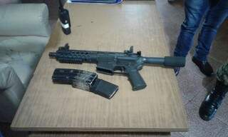 Arma encontrada em Honda Civic usado por pistoleiros (Foto: Direto das Ruas)