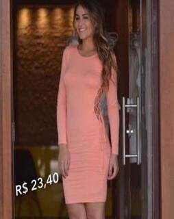 Vestido curto, lindo, com cor tendência, sai por R$ 23,40.