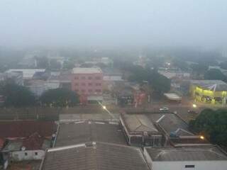 Imagem mostra Dourados amanhecendo com neblina nesta segunda-feira. (Foto: Alison Souza/Divulgação)