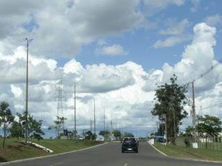 Céu parcialmente nublado na região norte de Campo Grande (Foto: Kísie Ainoã)