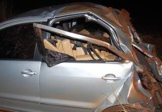 Motorista ficou ferido em acidente. Carro ficou bastante destruído. (Foto: Nova News)
