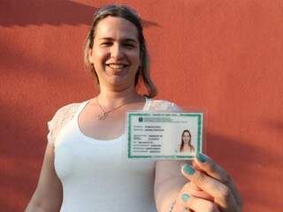 Amanda foi uma das primeiras a receber a carteira com nome social em MS. (Foto: Marcelo Victor)