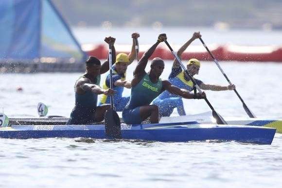 Canoagem: Isaquias e Erlon vencem primeira bateria e disputam final amanh&atilde;
