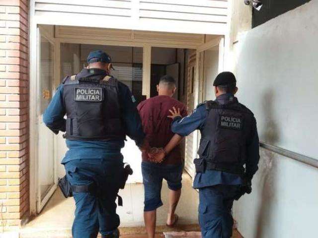 Homem &eacute; preso por atirar contra casa de ex-mulher e quase acertar crian&ccedil;a