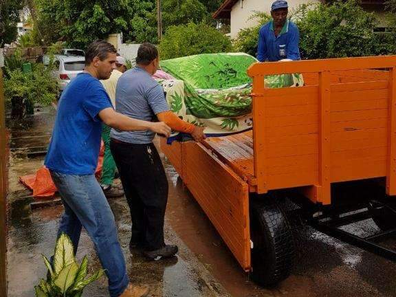 Rio come&ccedil;a a desabrigar fam&iacute;lias e prefeitura decreta emerg&ecirc;ncia