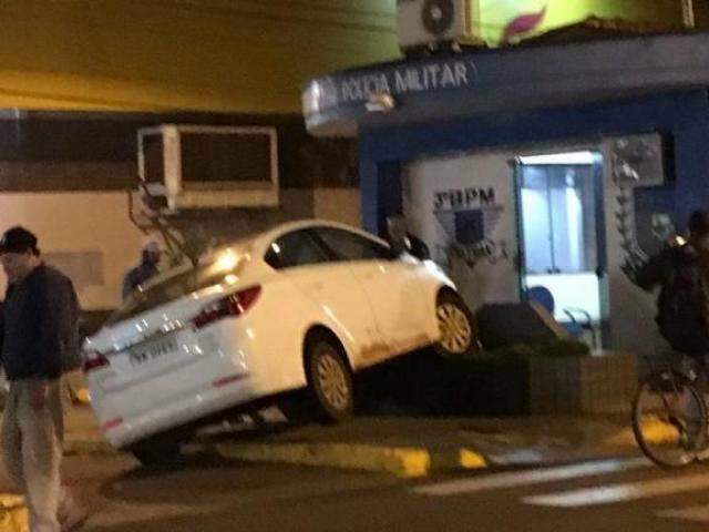Condutor de carro &#039;atropela&#039; posto da PM ao desviar de rua bloqueada
