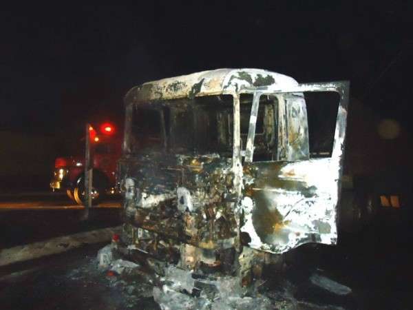 Carreta &eacute; destru&iacute;da por fogo depois de problemas mec&acirc;nicos em Dourados