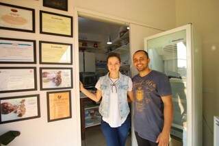 Elzinha e Marcos na pequena loja; na parede, alguns dos certificados dos cursos de gastronomia (Foto: André Bittar)
