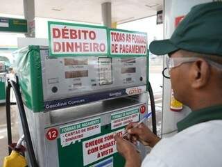 Frentista em posto de gasolina na Capital. (Foto: Paulo Francis) 