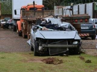 Veículo ficou completamente destruído e foi encaminhado ao pátio do Detran. (Foto:Tião Prado/ Ponta Porã Informa).