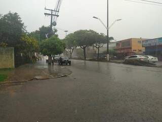 Cruzamento da Hayel Bon Faker com Rua Maria de Carvalho alagado durante chuva de hoje (Foto: Direto das Ruas)