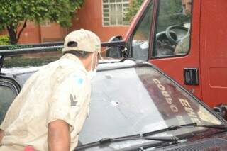 Guarda municipal dirigia Escort na Gury Marques quando veículo foi atingido por tiro (Foto: Simão Nogueira)