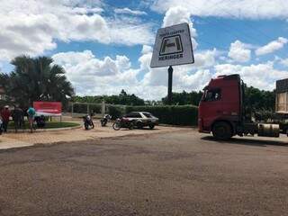 Ex-funcionários bloqueiam portão de acesso à fábrica da Heringer, fechada há duas semanas (Foto: Helio de Freitas)