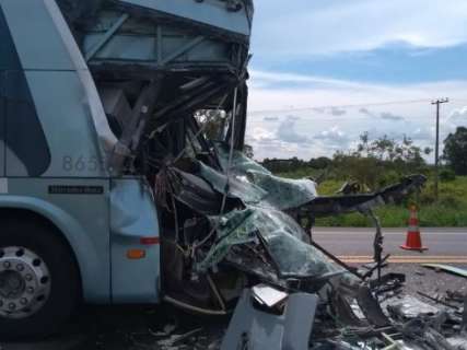 Vítima de acidente entre ônibus e caminhão aguarda por cirurgia