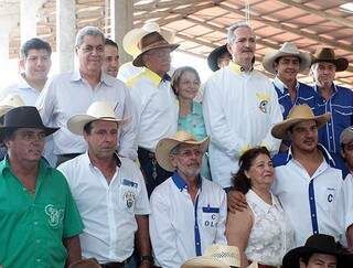 Governador e o ministro Alto Rabelo junto com autoridades e competidores da Copa de Laço Comprido.