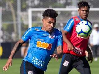 Junior Urso durante treino. Meia está confirmado entre os titulares (Foto: Daniel Augusto Jr./Agência Corinthians)