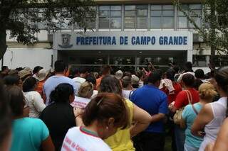 Servidores em greve durante protesto na frente da prefeitura (Foto: Fernando Antunes/Arquivo)