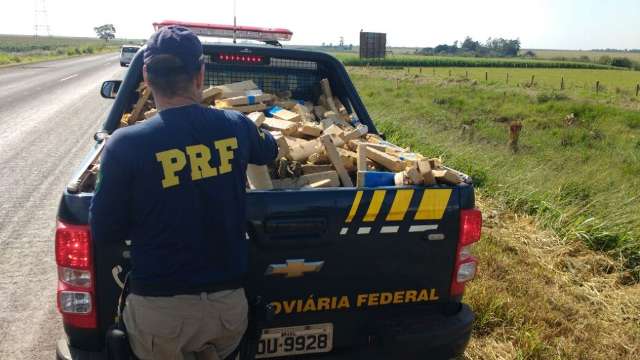Traficante perde controle de Saveiro e espalha maconha em rodovia