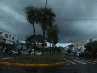 Nuvem negra na Avenida Mato Grosso anuncia previsão de mais chuva. (Foto: Kísie Ainoã).