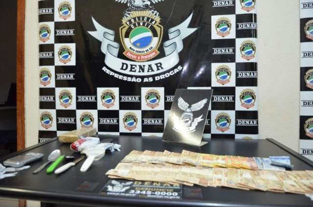 Traficante &quot;guardava&quot; droga dentro de sof&aacute; e dinheiro embaixo de tapete 