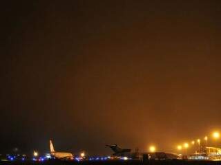 Aeroporto opera por instrumentos neste início de noite (Foto: Alcides Neto)