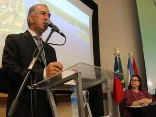 Governador Reinaldo Azambuja durante evento sobre o corredor rodoviário bioceânico (Foto: Chico Ribeiro) 
