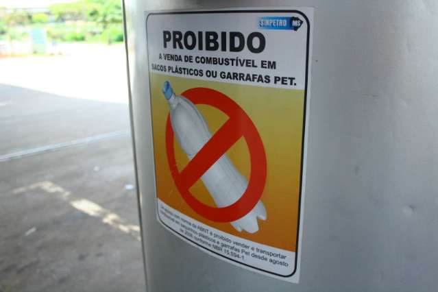 Apesar de proibido, 60% dos postos vendem combust&iacute;vel em garrafa pet