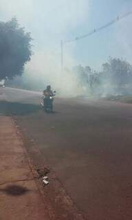 Fumaça da queimada em terreno baldio no bairro Vila Julieta (Foto: Direto das ruas)