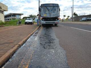Óleo derramou na pista após queda de tanque de combustíveis. (Foto: Simão Nogueira)