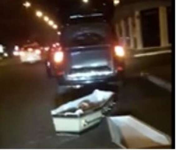 Carro de funer&aacute;ria derruba caix&atilde;o em plena avenida e chama a aten&ccedil;&atilde;o