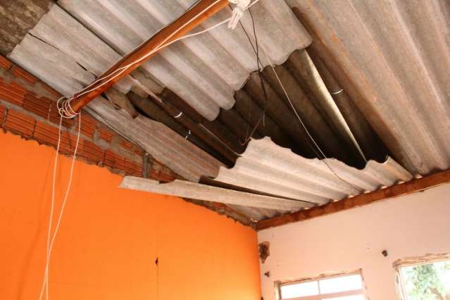 Construtora improvisa cobertura, mas moradores temem novos preju&iacute;zos