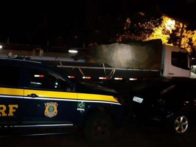 Condutor e rebatedores s&atilde;o presos com 50 mil ma&ccedil;os de cigarros contrabandeados