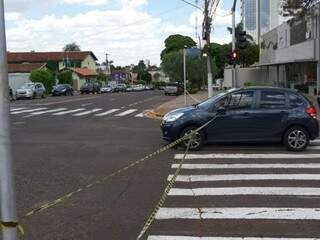Carro interdita rua no Jardim dos Estados para propaganda do Detran-MS