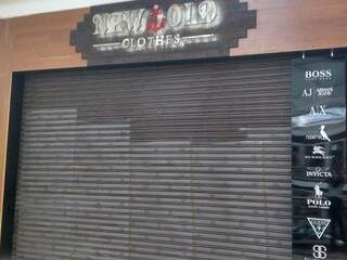 Loja New Old Clothes e Barber foi lacrada na tarde desta quinta-feira. (Foto: Adriano Fernandes)