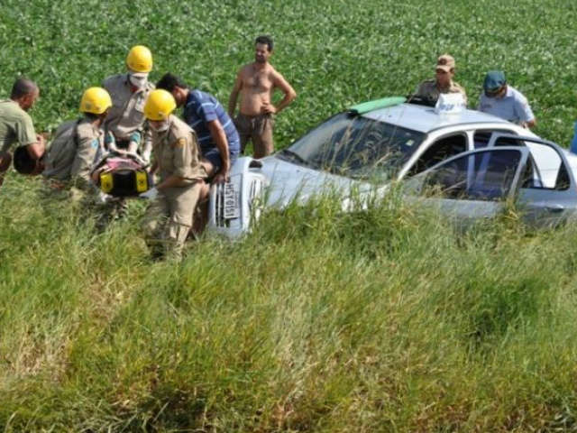  Carro vai parar em planta&ccedil;&atilde;o de soja na MS-276 e deixa mulher ferida