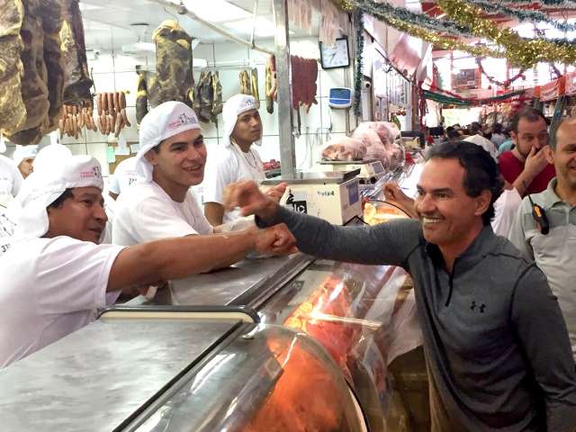 Em agenda inusitada, prefeito acorda &agrave;s 4h para desejar &quot;Feliz Natal&quot;